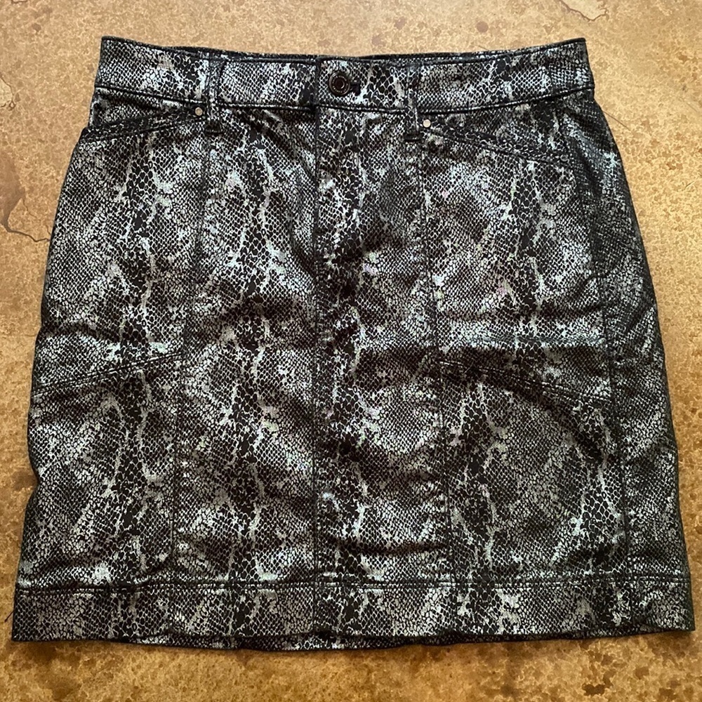 WHITE House Black Market black and silver snakeskin stretch mini skirt